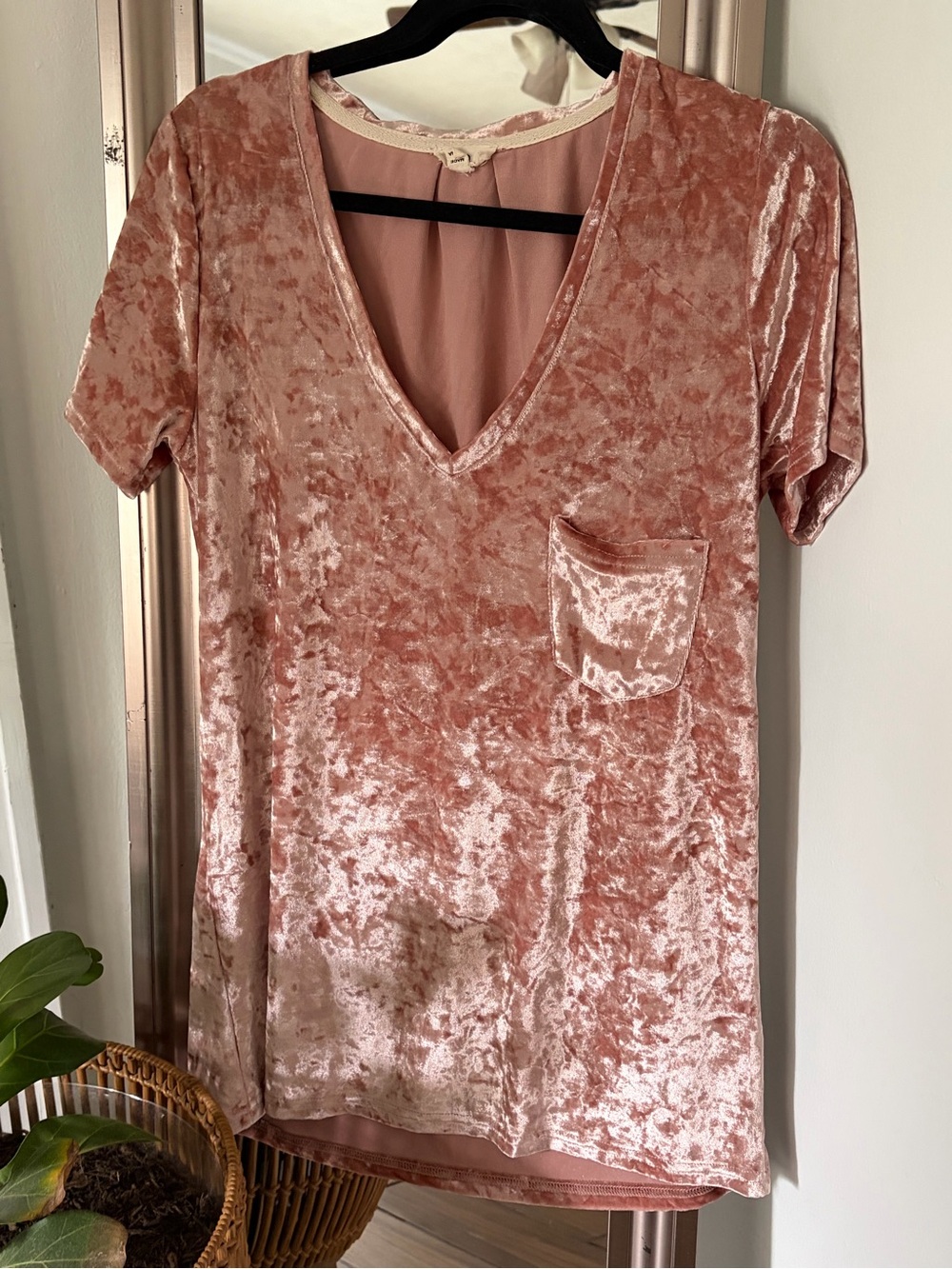 POL Crushed Velvet V-Neck Pocket Tee Dusty Rose Blush Short Sleeve Top S